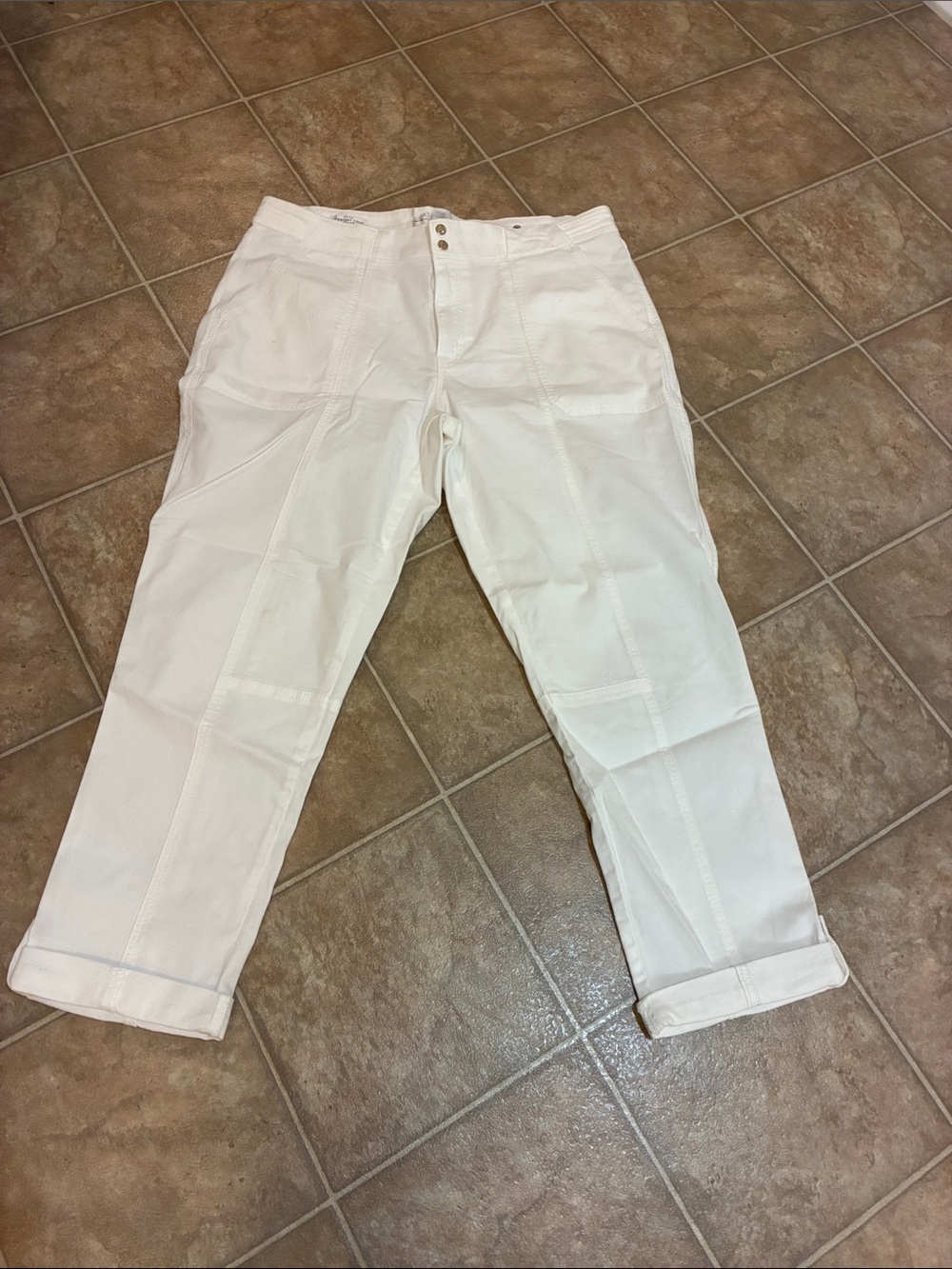 White House Black Market White straight mid rise crop Pret-A-Pedi